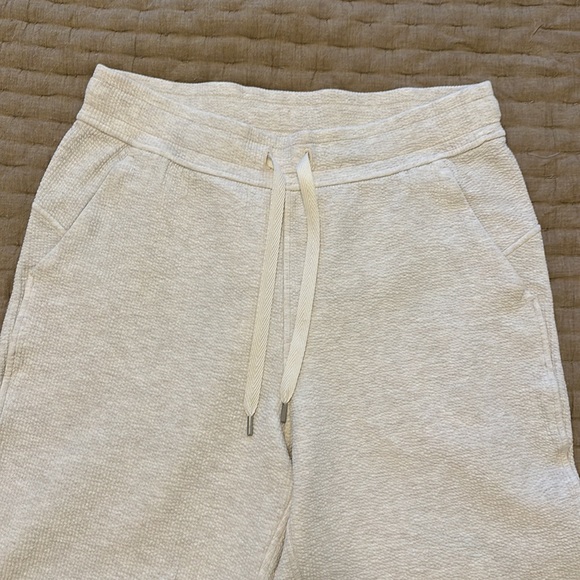 Lululemon joggers like new condition - Picture 2 of 3